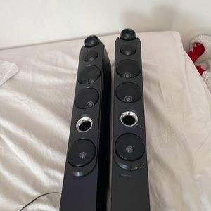 I am selling a singing machine (karaoke) can connect to Bluetooth and plays cds!